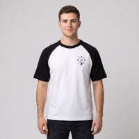 T-shirt raglan blanc a manches noires, petit logo DAD et chope imprime sur la poitrine, porte en studio