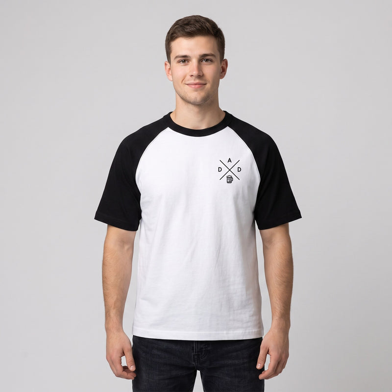 T-shirt raglan blanc a manches noires, petit logo DAD et chope imprime sur la poitrine, porte en studio