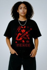 T-shirt oversized Peace porté par une mannequin - imprimé rouge anti guerre et lettrage PEACE