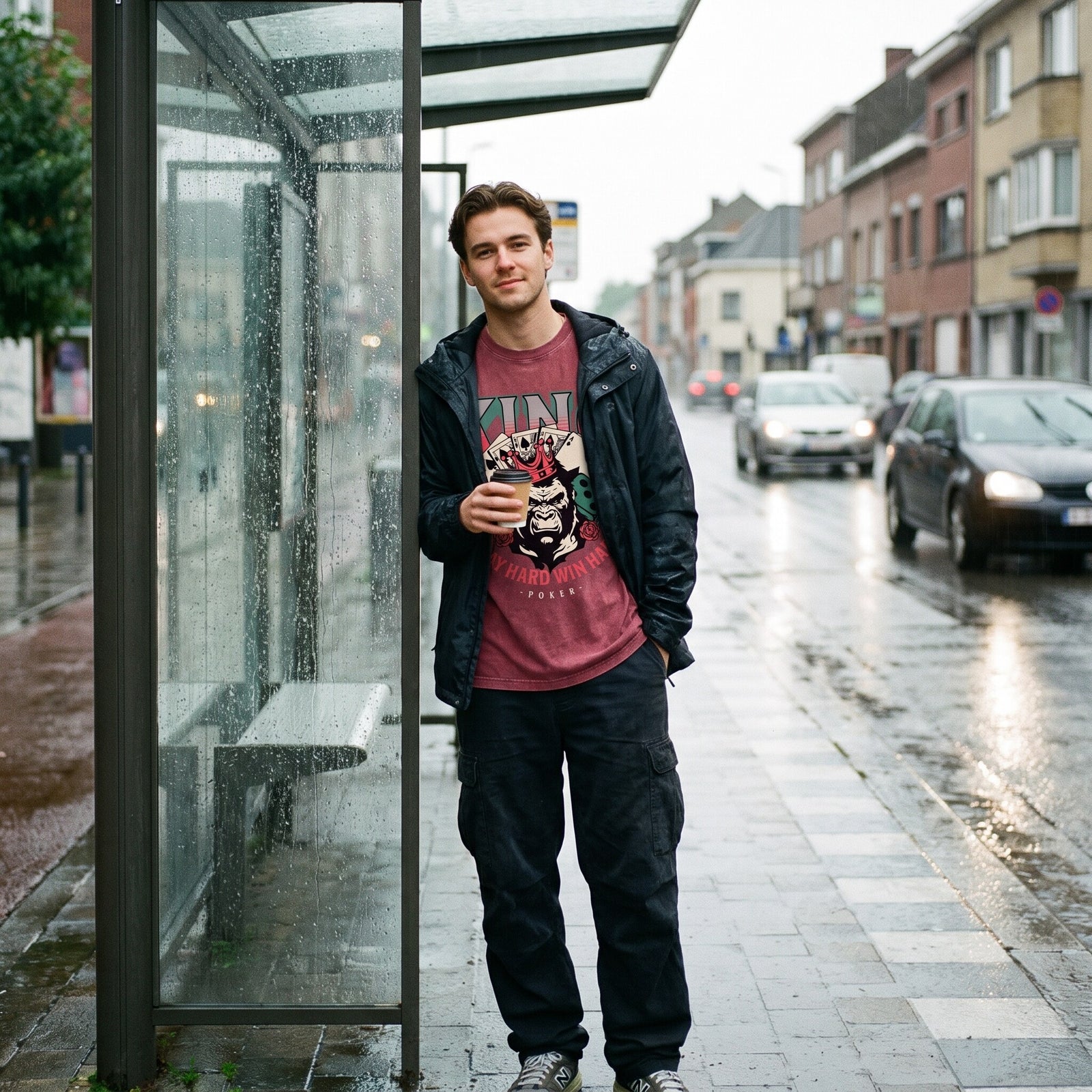 T-shirt bordeaux délavé King, gorille couronné et cartes de poker, porté sous un abribus vitré un jour de pluie