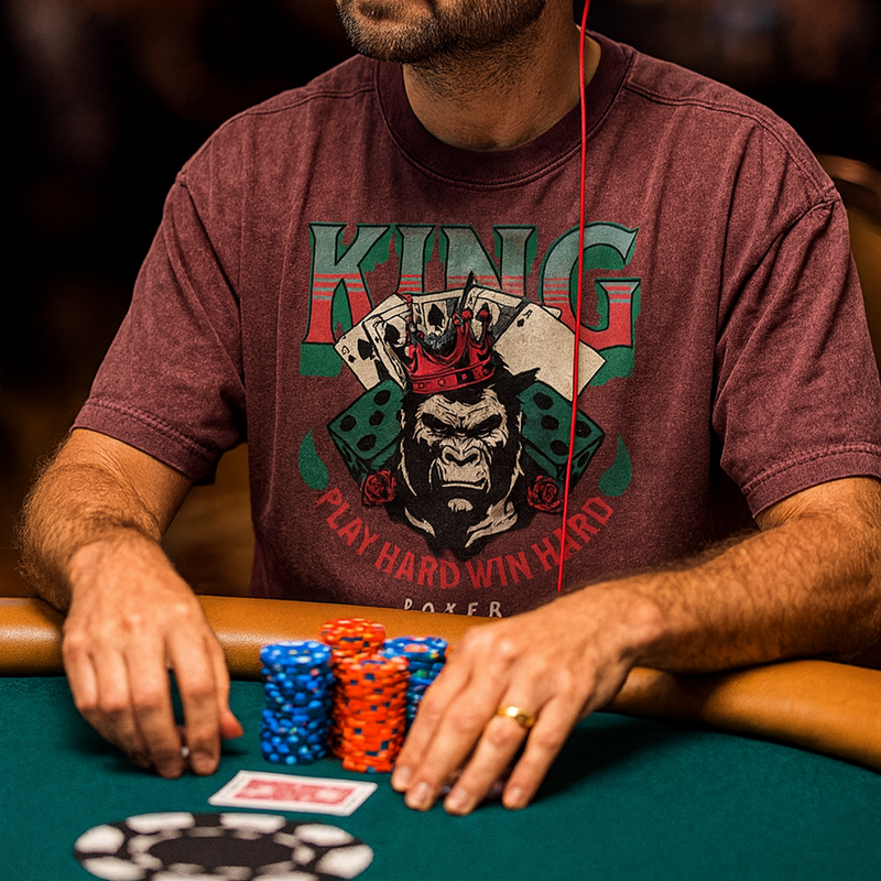 T-shirt poker oversized porté à une table de casino - gorille couronné et punchline Play Hard Win Hard