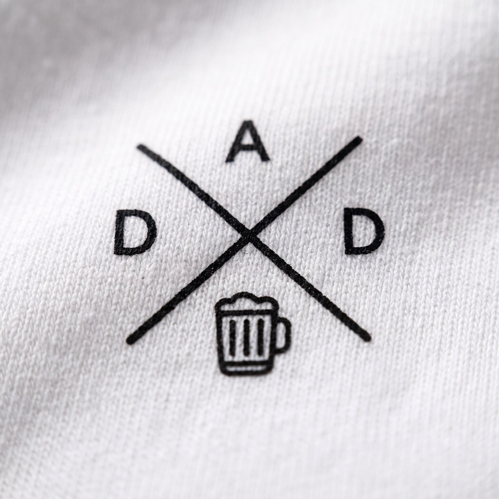Gros plan sur le petit logo DAD en croix avec sa chope de biere imprime en noir sur coton blanc