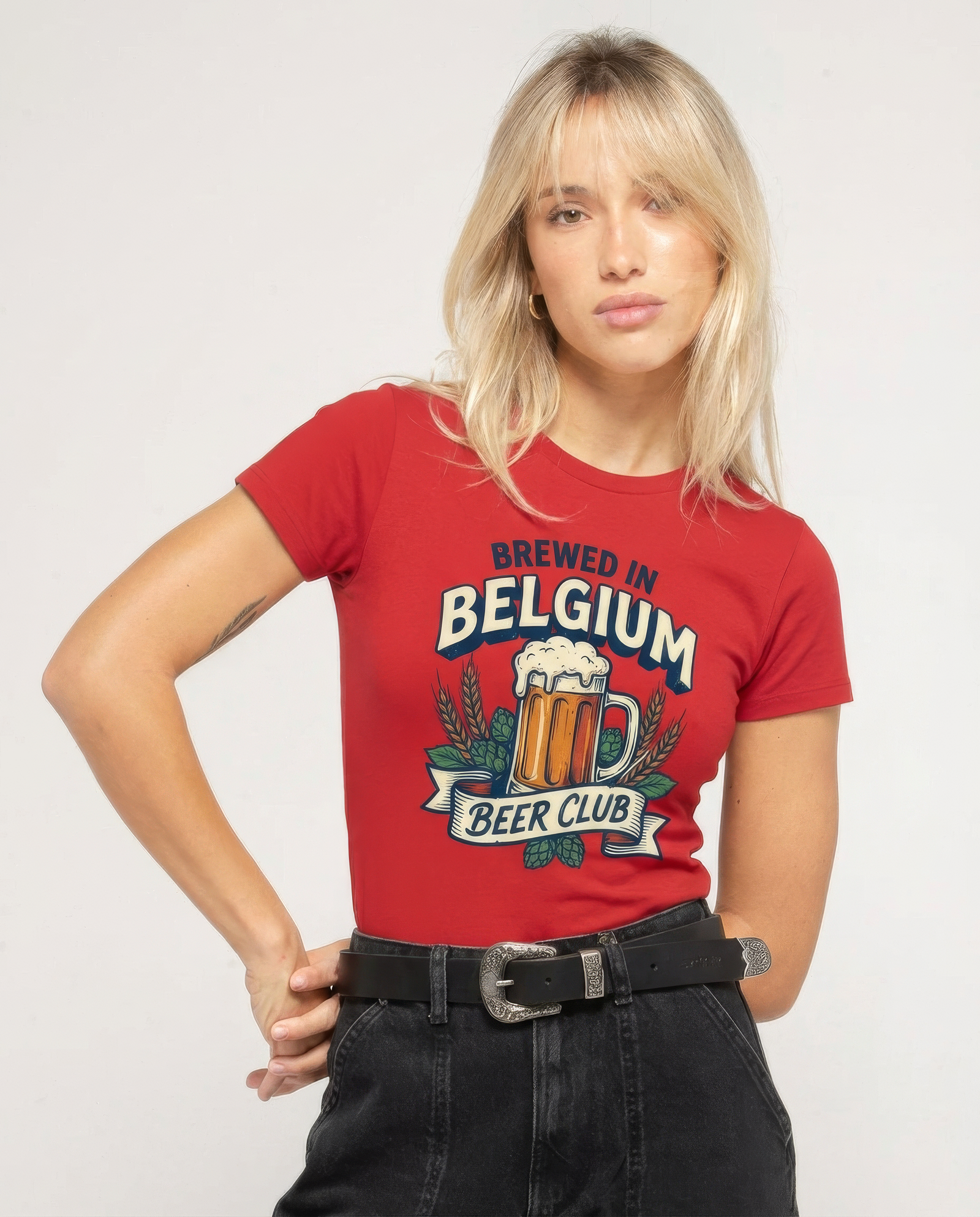 Femme en t-shirt belge Brewed in Belgium rouge, écusson Beer Club vintage