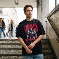Imprimé samouraï cybernétique rouge et argent sur t-shirt noir, porté près d'un escalier de station en mosaïque