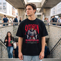 T-shirt noir Shogun Samurai porté avec un jean clair, devant les mosaïques colorées d'une station de métro