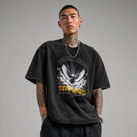 T-shirt oversized Stop Wars porté par un mannequin homme - colombe blanche sur coton noir délavé