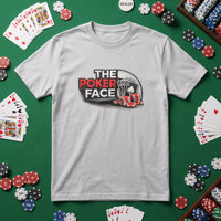 T-shirt gris clair The Poker Face pose a plat sur un tapis de casino vert, entoure de cartes et de jetons rouges