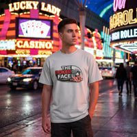 T-shirt gris clair The Poker Face porte devant les enseignes neon d'un casino, dans une rue mouillee de nuit