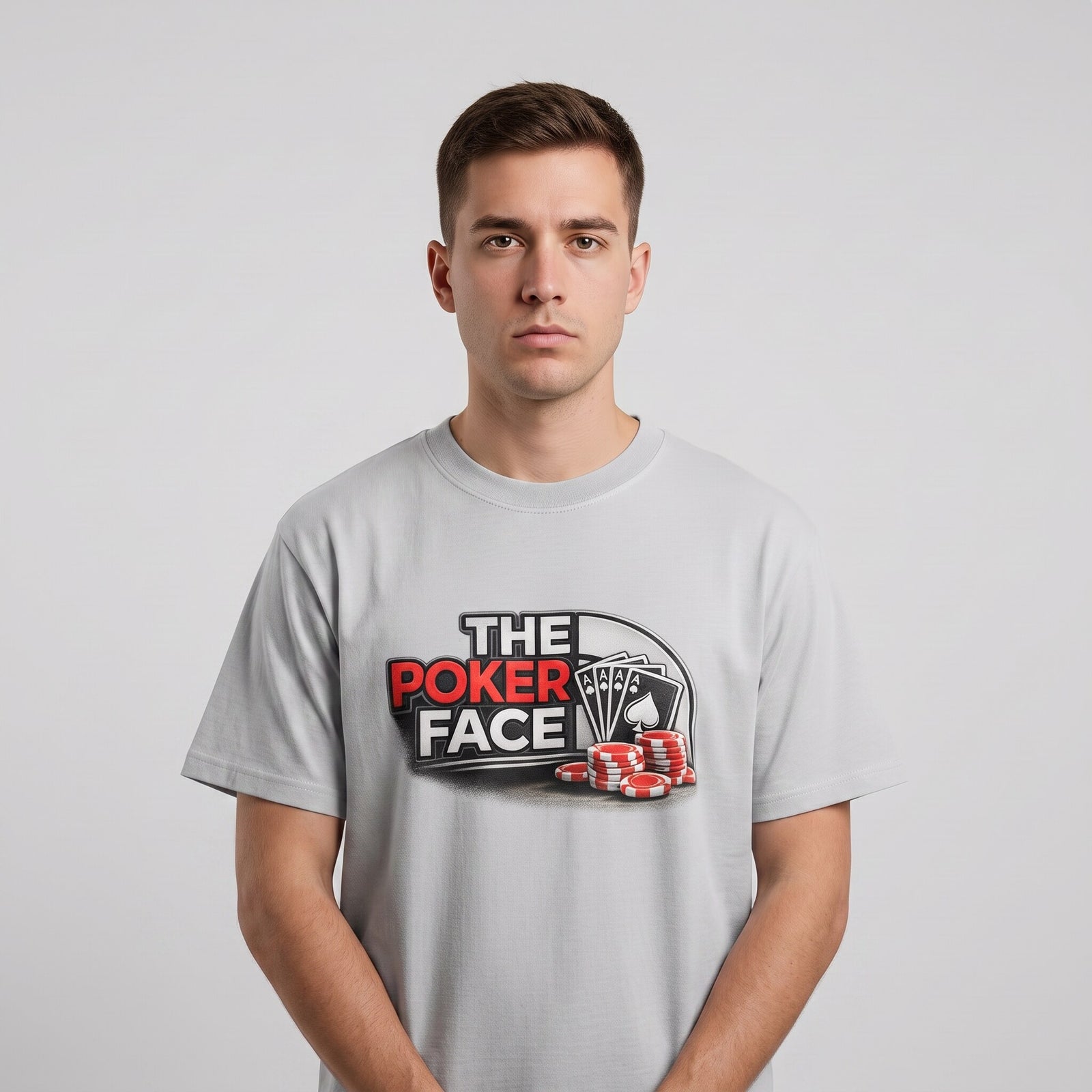 T-shirt gris clair au logo The Poker Face avec carre d'as et jetons rouges, porte en studio sur fond blanc