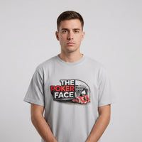 T-shirt gris clair au logo The Poker Face avec carre d'as et jetons rouges, porte en studio sur fond blanc