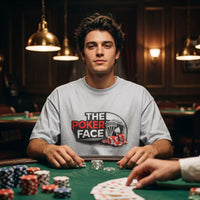 T-shirt gris clair The Poker Face porte attable a un tapis de poker vert, jetons empiles et cartes distribuees
