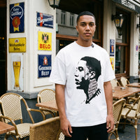 T-shirt blanc collector Tielemans Belgique 3-2 Senegal, porte devant la terrasse d'une brasserie aux plaques emaillees
