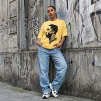 T-shirt oversized Tielemans jaune citron porté en rue par une supportrice des Diables Rouges