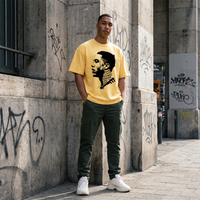 T-shirt oversized Tielemans jaune citron porté en rue par un supporter des Diables Rouges