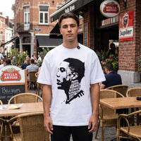 T-shirt blanc Mondial 2026 porte sur une terrasse animee, enseignes de bieres belges en arriere-plan
