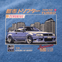 Gros plan sur l'imprimé Tokyo Turbo, voiture de drift japonaise violette et gratte-ciel, sur coton bleu délavé
