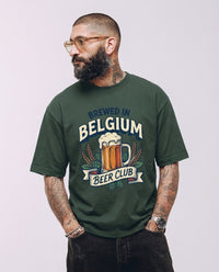 Homme en t-shirt belge Brewed in Belgium vert forêt, imprimé bière et malt