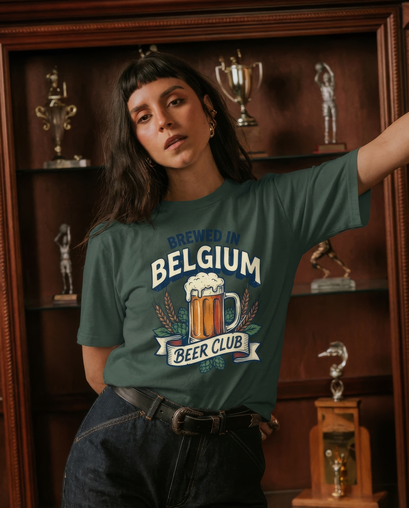 Femme portant le t-shirt Brewed in Belgium vert forêt, coupe oversized décontractée