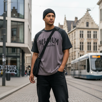 T-shirt belge raglan Non peut-être en gris violet porté devant un tram, ambiance urbaine belge