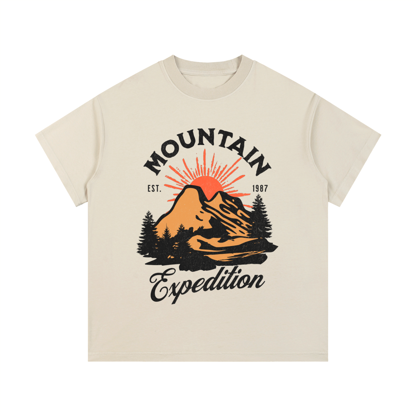 T-shirt enfant beige avec design vintage Mountain Expedition, illustration montagne orange avec sapins et soleil couchant, style outdoor rétro