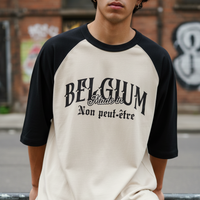 Homme portant le t-shirt belge raglan Made in Belgium Non peut-être, corps écru et bras noirs