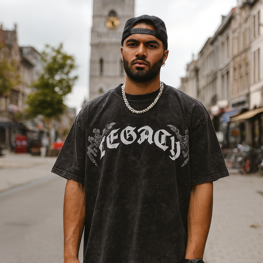 T-shirt oversized LEGACY noir snow wash porté en ville - gros plan sur le lettrage gothique