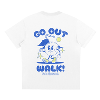 Dos du t-shirt oversized blanc Go Out For a Walk - globe cartoon bleu et lettrage bulle en grand