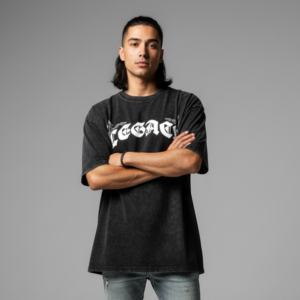 T-shirt oversized LEGACY noir délavé porté en studio - lettrage gothique sur la poitrine