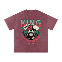 T-shirt poker oversized en rouge délavé - gorille couronné, cartes, dés verts et roses rouges