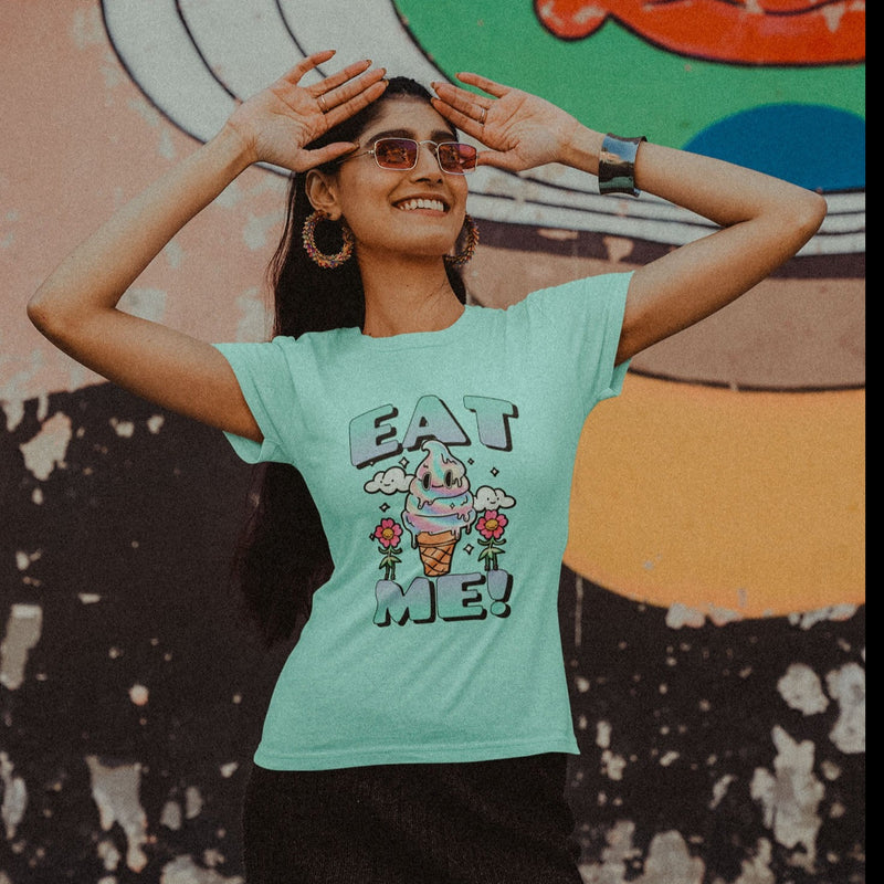 T-shirt femme teinté lourd vert d'eau porté en rue : imprimé glace coloré EAT ME