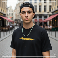 Gros plan du t-shirt oversized noir - personnage cartoon jaune étiré à l'horizontale