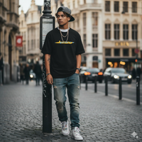 T-shirt oversized noir cartoon jaune porté en pied - coupe ample et épaules tombantes