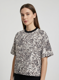 T-shirt boxy motif léopard noir CHT'M porté par une femme