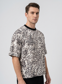 T-shirt boxy motif léopard noir CHT'M porté par un homme