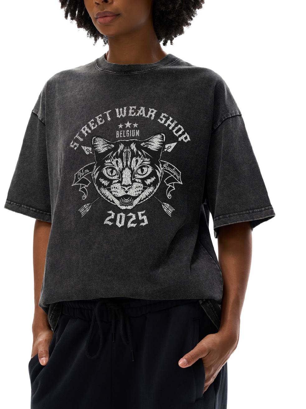 T-shirt oversized noir délavé porté - blason chat gravé Street Wear Shop Belgium 2025
