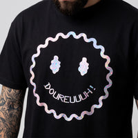Détail du design smiley acid DOUREUUUH imprimé sur t-shirt noir oversize