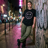 T-shirt techno smiley acid DOUREUUUH porté en streetwear urbain par une femme