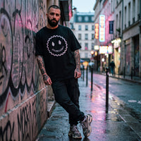 T-shirt rave acid house DOUREUUUH porté en streetwear urbain par un homme tatoué