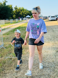 T-shirt oversized No More War porté en festival - imprimé pacifiste sur coton violet délavé