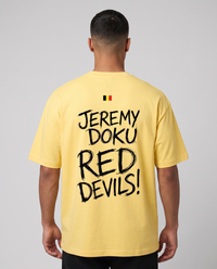T-shirt oversized Jeremy Doku jaune citron porté en studio, vue de dos avec le lettrage Red Devils