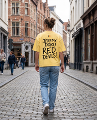 T-shirt oversized Jeremy Doku jaune citron porté en ville par une supportrice belge, vue de dos