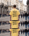 T-shirt Jeremy Doku Red Devils jaune citron porté en street style par un supporter homme à Bruxelles, vue de dos