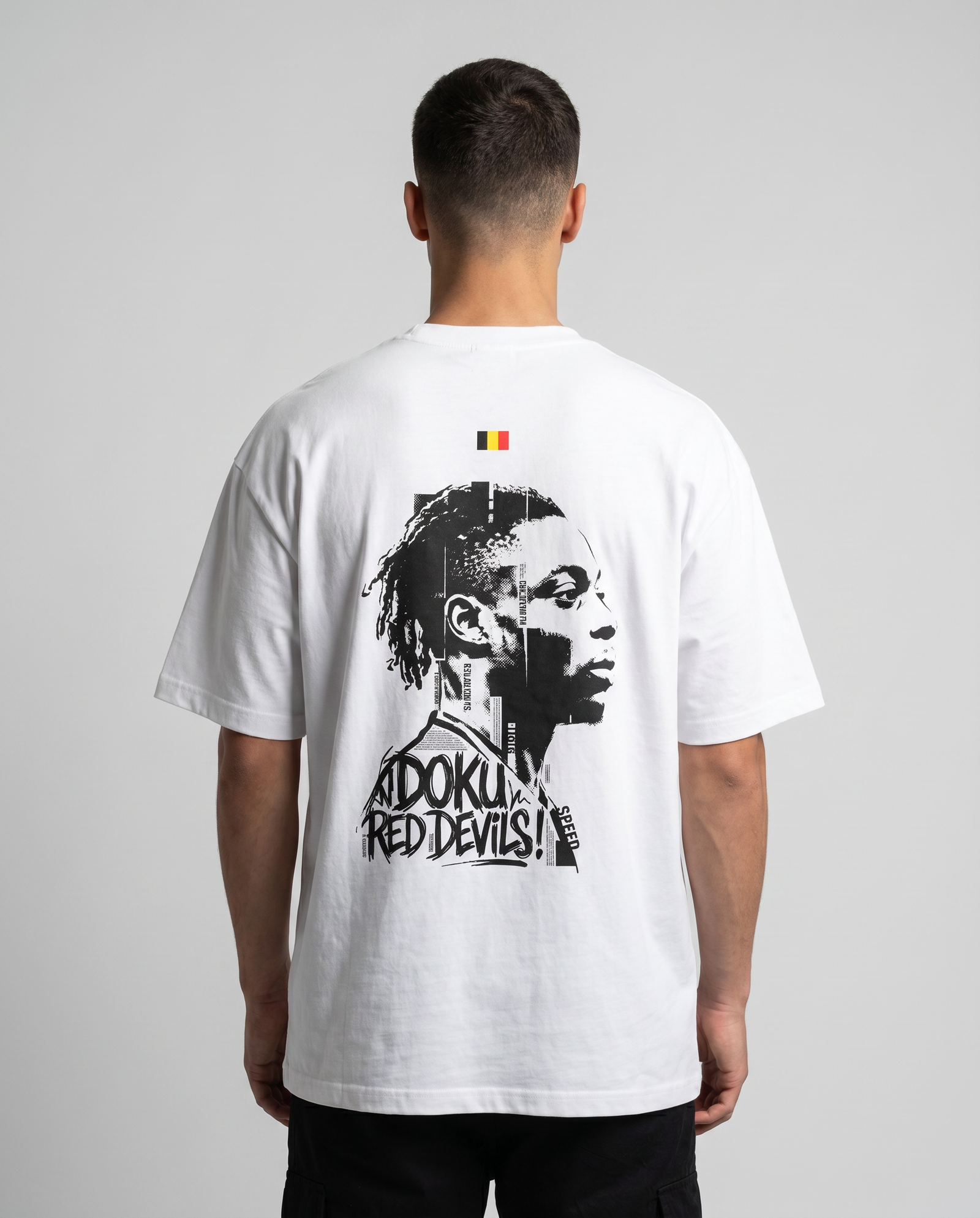 T-shirt oversized Jeremy Doku blanc porté en studio, vue de dos, grand portrait Diables Rouges imprimé