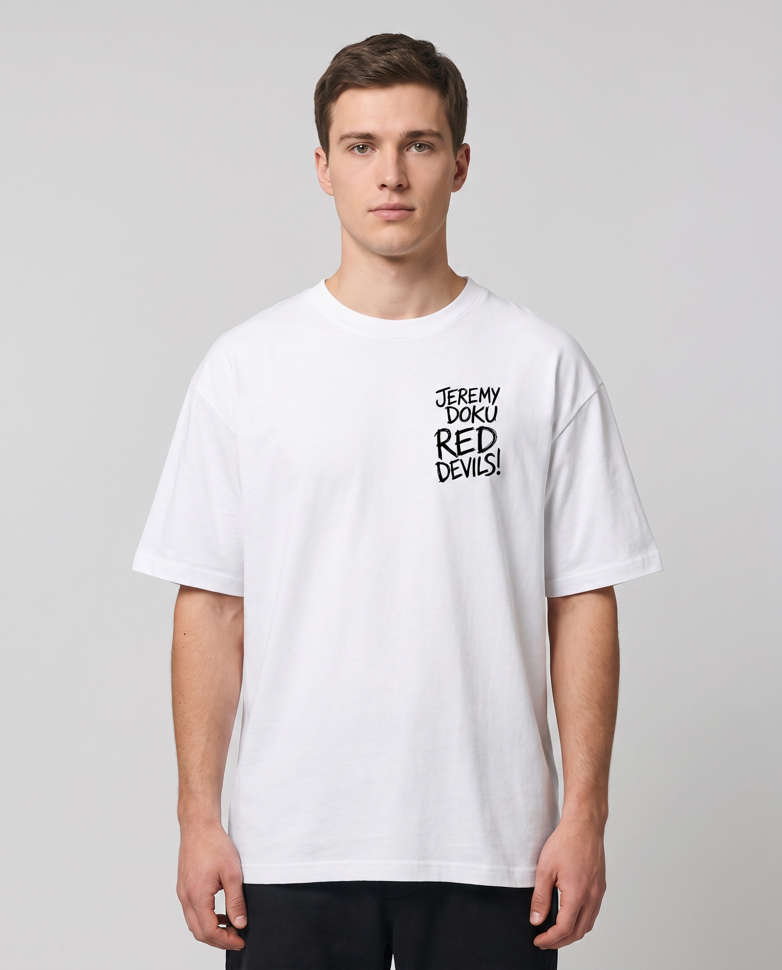 T-shirt oversized Jeremy Doku blanc porté en studio, vue de face, coupe ample à épaules tombantes