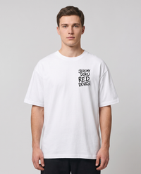 T-shirt oversized Jeremy Doku blanc porté en studio, vue de face, coupe ample à épaules tombantes