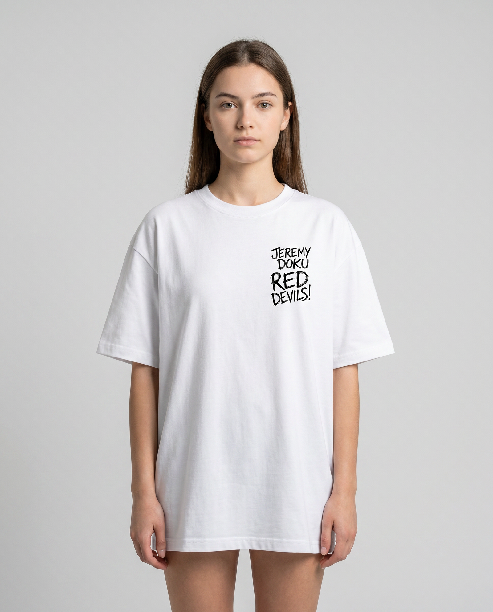 T-shirt oversized Jeremy Doku blanc porté en studio par une supportrice belge, vue de face