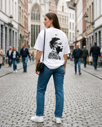 T-shirt oversized Jeremy Doku blanc porté par une supportrice des Diables Rouges en ville, vue de dos