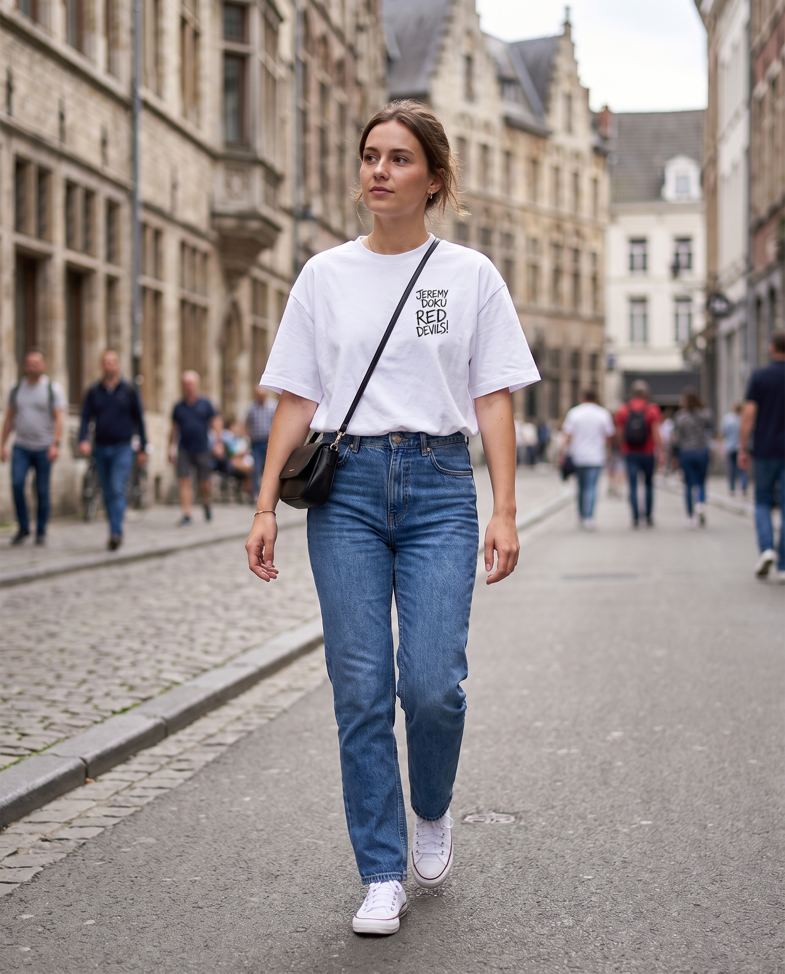 T-shirt oversized Jeremy Doku blanc porté par une supportrice des Diables Rouges en ville, vue de face