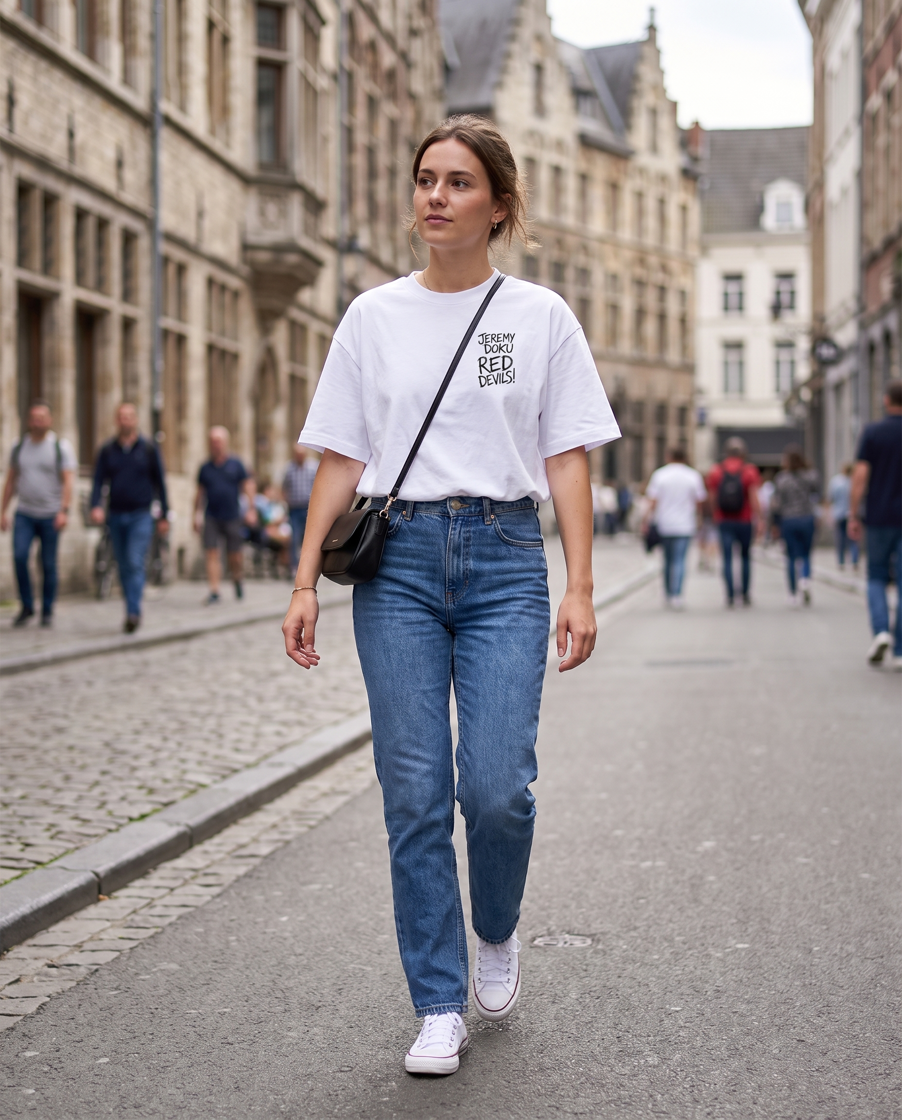 T-shirt Jeremy Doku Red Devils porté en street style par une supportrice à Bruxelles, vue de face