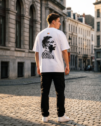 T-shirt oversized Jeremy Doku blanc porté en street style par un supporter belge à Bruxelles, vue de dos